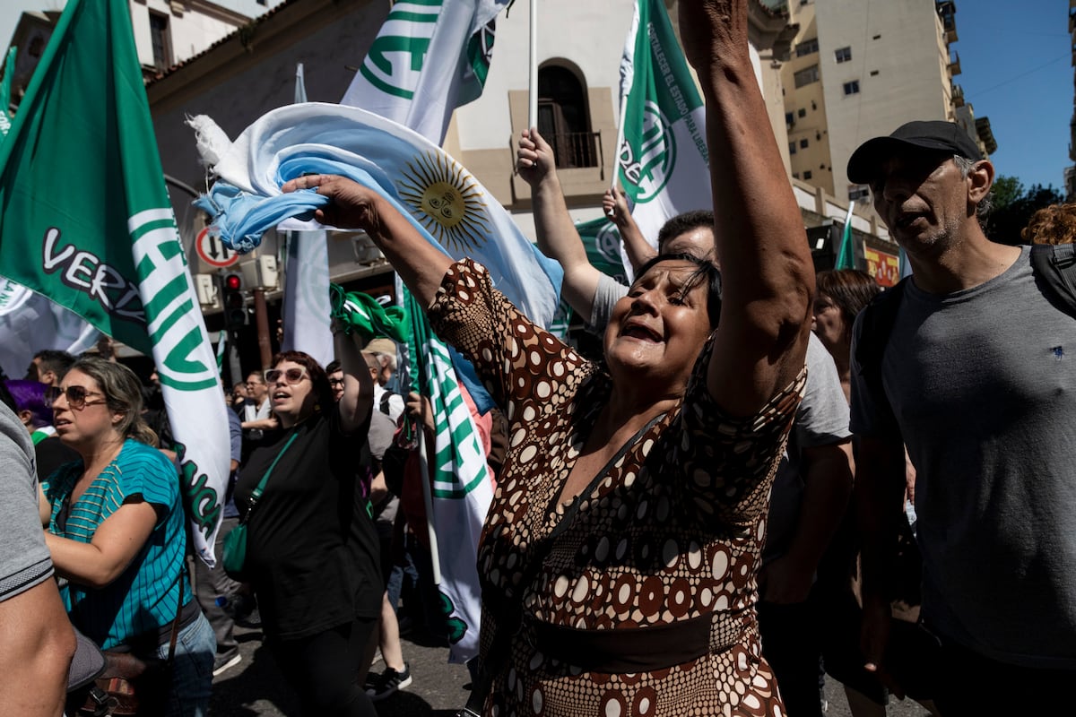 Decenas de miles de argentinos protestan contra Milei rodeados de ...