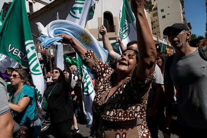 Personas se manifiestan en las calles de Buenos Aires. La marcha ha sido multitudinaria a pesar de las amenazas del gobierno de Javier Milei de quitar las ayudas sociales a quienes cortasen la calle para protestar.