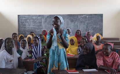 A la región del Lago Chad, que comprende territorios de Níger, Chad y Camerún, han llegado en los últimos años más de medio millón de refugiados y 300.000 desplazados huyendo de la violencia vinculada al grupo terrorista Boko Haram. En este contexto, Triciana quiere dar herramientas para la expresión de los traumas y las emociones de las menores desplazadas, como parte de una campaña de la ONG Entreculturas llamada La luz de las niñas. Hadja (en el centro de la imagen), por ejemplo, ha podido abordar frente a sus compañeras de taller temas que la avergonzaban y le causaban dolor. 