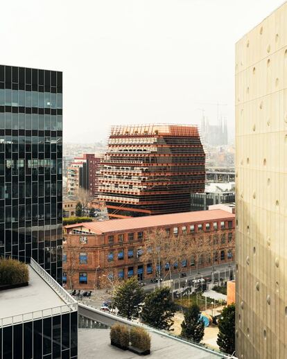 Oficinas de la Telecommunications Market Commission (CMT), del estudio Batlle i Roig, y una de las sedes de la Universidad de Barcelona instalada en un antiguo edificio industrial.