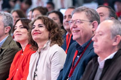 De izquierda a derecha, Diana Morant, María Jesús Montero y Ximo Puig, en el congreso del PSPV-PSOE, de este sábado, en el Invernadero, en Benicàssim.