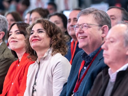 De izquierda a derecha, Diana Morant, María Jesús Montero y Ximo Puig, en el congreso del PSPV-PSOE, de este sábado, en el Invernadero, en Benicàssim.