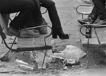 Restos de <i>botellón</i> en un parque madrileño, en una imagen de archivo.