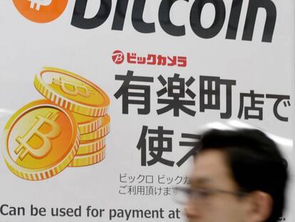 Imagen de un comercio que permite pagar con bitcoins, en Tokio.