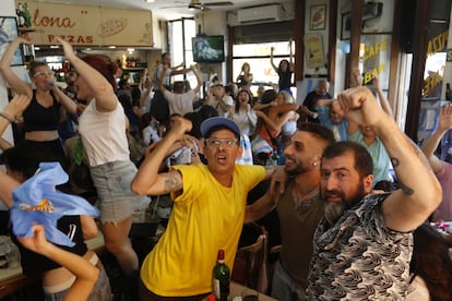 Aficionados reaccionan al penal marcado en favor de Argentina. 