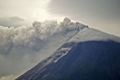 Una columna de ceniza de 2,5 kilómetros sale del cráter del Volcán de Colima.
