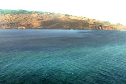 El Gobierno de Canarias difundió anoche un vídeo grabado desde el aire como prueba de las manchas detectadas en el mar. Según el Ejecutivo canario, los tonos más claros de la imagen corresponden a los restos de la erupción, aunque no se observa burbujeo.