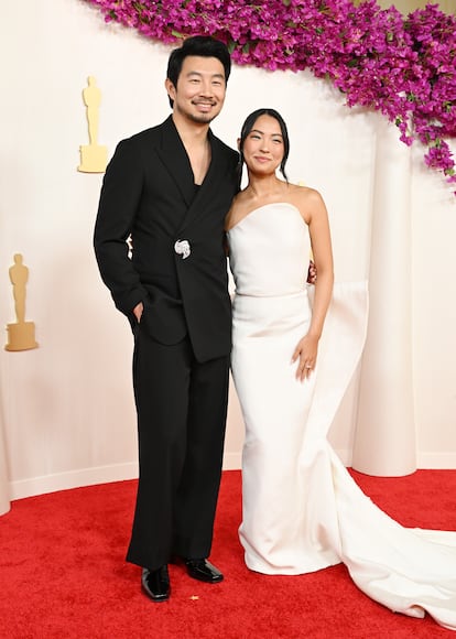 Simu Liu (uno de los Ken de 'Barbie'), con un traje de Fendi, con su pareja, Allison Hsu, que eligió un vestido blanco con cola.