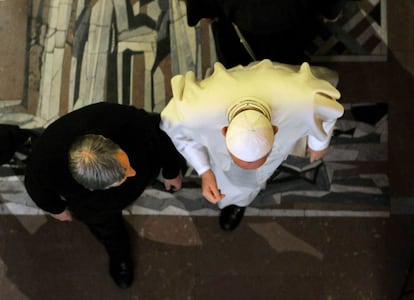 El papa Francisco junto al padre Luigi Ciotti de la asociación católica Libera abandonan la iglesia de San Gregorio en Roma, tras una ceremonia con familiares de las víctimas de la mafia.