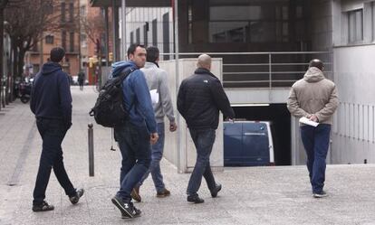 Agentes de los Mossos, ayer a su llegada a los Juzgados de Girona.