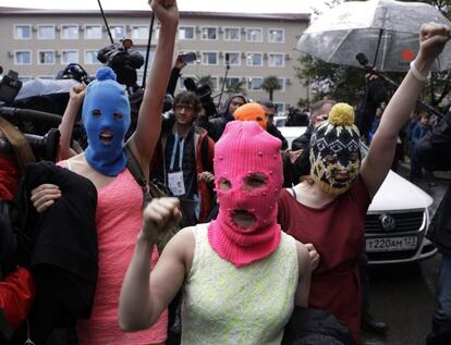 El grupo de punk ruso Pussy Riot se abre camino a través de una multitud después tras ser liberadas de una comisaría de policía en Adler, Rusia. No se formularon cargos contra las integrantes Tolokonnikova y Alekhina junto con los otros tres que fueron detenidos.