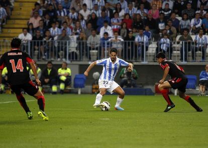 Isco encara a un defensa del Deportivo.