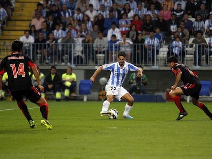 Isco encara a un defensa del Deportivo.