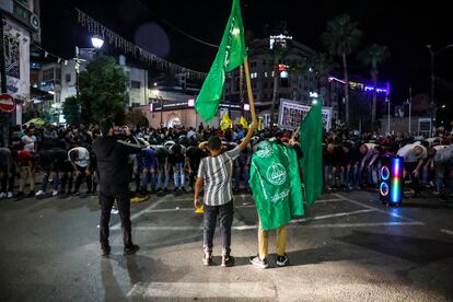 Banderas verdes de Hamás (al fondo las amarillas de Fatah) durante una manifestación el 31 de octubre en Ramala contra los bombardeos de Israel en Gaza.