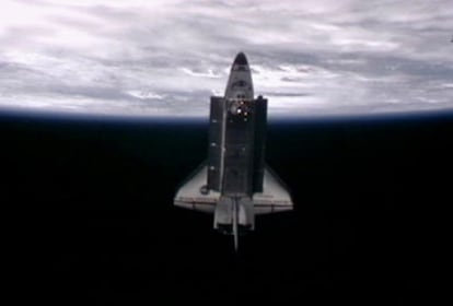El transbordador <i>Endeavour</i> fotografiado por un astronauta de la estación espacial.