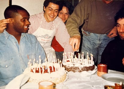 Ignacio Andrés y Dalian Atkinson en la celebración del vigesimocuarto cumpleaños de este último junto a un grupo de amigos.