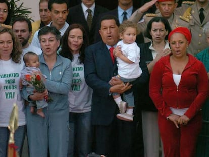La exsenadora colombiana Piedad Córdoba, a la derecha, junto al fallecido presidente venezolano Hugo Chávez y un grupo de exsecuestrados de las FARC en el palacio de Miraflores, en Caracas, en una imagen de archivo.