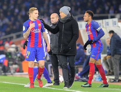 El entrenador Luis Enrique da instrucciones a Lucas Digne.