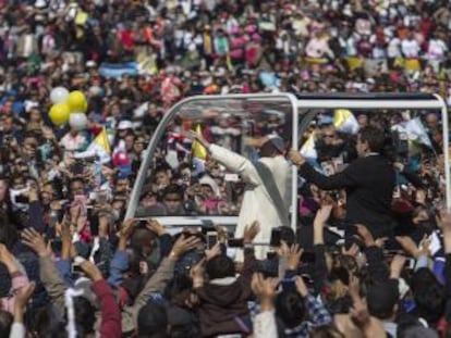 El papa recorre el Zócalo hacia la Catedral.