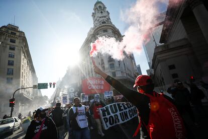 Organizaciones sociales argentinas marchan hacia la Plaza de Mayo, en Buenos Aires, el 12 de mayo de 2022.