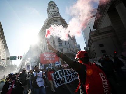 Organizaciones sociales argentinas marchan hacia la Plaza de Mayo, en Buenos Aires, el 12 de mayo de 2022.