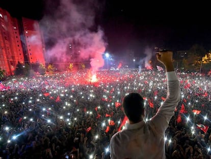 Ekrem Imamoglu fala a seus seguidores após o anúncio da sua vitória nas eleições repetidas.