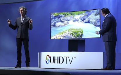 El vicepresidente ejecutivo de Samsung Electronics America, Joe Stinziano (dcha), y el diseñador Yves Behar (izq) presentan la televisión SUHD TV de Samsung Electronics Co. con Tizen OS, que puede reproducir alrededor de 1000 millones de colores.