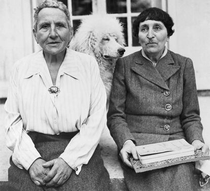 Gertrude Stein, Alice B. Toklas, y su perro, Basket, posando en 1944 delante de la casa a la que se retiraron durante la ocupación de París.