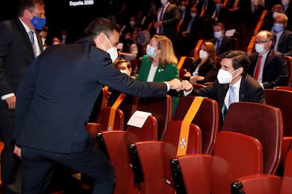 El presidente del Gobierno, Pedro Sánchez, saluda al presidente de Telefónica, José María Álvarez-Pallete, antes de la presentación del proyecto España 2050.