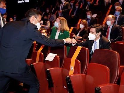 El presidente del Gobierno, Pedro Sánchez, saluda al presidente de Telefónica, José María Álvarez-Pallete, antes de la presentación del proyecto España 2050.