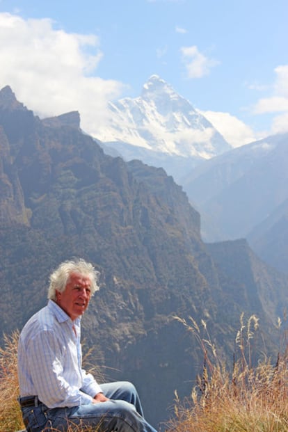 Francisco Po Egea con la cima del Nanda Devi al fondo.