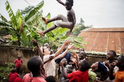 En este último año, la fundación de Isaac ha recibido el apoyo y las donaciones de dos ONG, WeArtPhoto y The Blue Butterflies, formadas por fotógrafos y videógrafos, que, además, se han desplazado hasta Kampala para conocer la situación de primera mano, donde han realizado diversos talleres y juegos con los pequeños.