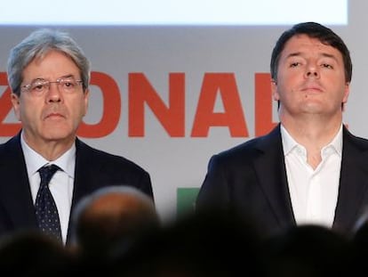 El primer ministro de Italia,PaoloGentiloni, y Matteo Renzi (derecha), el domingo.