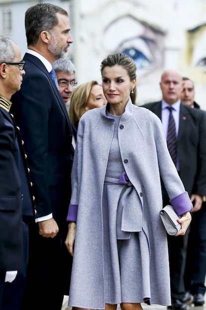 Los reyes de España, acompañados por el presidente del Parlamento luso, Eduardo Ferro Rodrigues.Letizia lleva un abrigo a juego con un vestido, todo en tonos morados y grises. Fue uno de los conjuntos más alabados