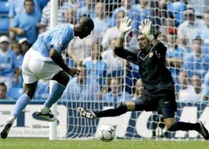 Anelka marca el primer gol para el Manchester City.