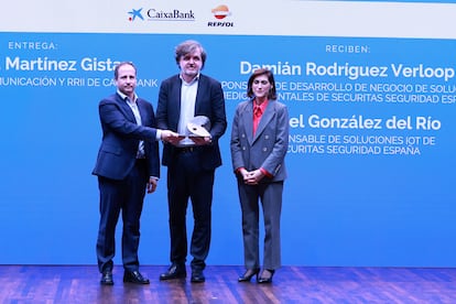 Rafael González, responsable de soluciones IoT de Securitas Seguridad España, (izquierda) y Damián Rodríguez, responsable de desarrollo de negocio de soluciones medioambientales de Securitas Seguridad España junto a María Luisa Martínez, directora de comunicación y relaciones institucionales de Caixabank.