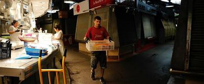 Escasa actividad en el Mercado de la Boquería de Barcelona durante la huelga general del martes 3. 