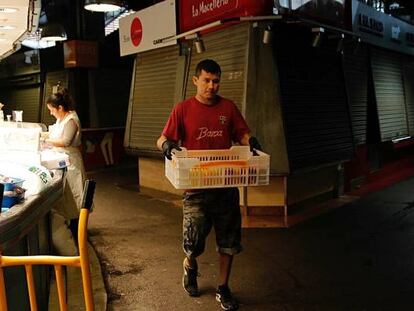 Escasa actividad en el Mercado de la Boquería de Barcelona durante la huelga general del martes 3. 