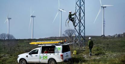 Trabajos de mantenimiento en las redes eléctricas de Iberdrola.