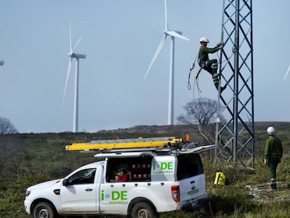 Trabajos de mantenimiento en las redes eléctricas de Iberdrola.