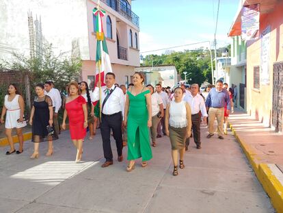 El presidente municipal de Tulcingo del Valle, Juan Manuel Rodríguez (centro), en un acto del Ayuntamiento.