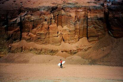 Con la isla de Lanzarote como telón de fondo, el director Adrian Rodd registra en el corto documental 'Equilibrium' la pasión del surfista Andy Criere por los colores y la naturaleza.