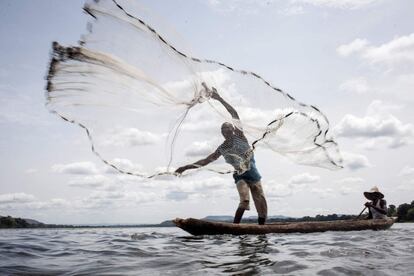 Um dos pescadores refugiados de Mobaye joga as redes no rio Oubangui, na ilha Longo, distrito de Damara, no dia 28 de fevereiro de 2018. A Ilha Longo, assim como outros povoados ao redor do rio Oubangui, tornou-se refugio para os pescadores de Haute-Kotto. Eles fogem dos Anti-Balaka (anti-machete ou anti-espada, em português), termo utilizado para se referir às milícias cristãs formadas na República Centro-Africana após a ascensão ao poder de Michel Djotodia. Djotodia era o líder da coalizão rebelde de maioria muçulmana conhecida como Séléka que derrubou François Bozizé durante o conflito em março de 2013. As mílicias cristãs são acusadas de sequestrarem e obrigarem pessoas a se converter em combatentes, marcando-os com escarificações rituais.