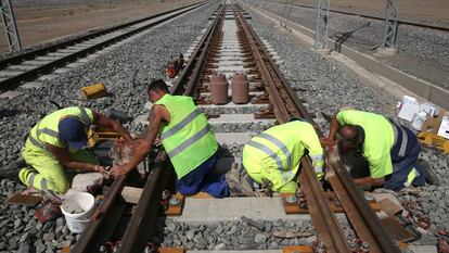 Trabajadores en las obras de construcci&oacute;n del AVE Meca-Medina (Arabia Saud&iacute;).