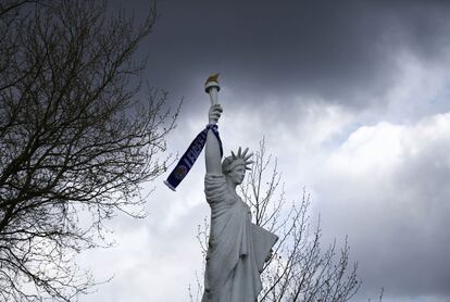 Una bufanda del Leicester atada a la estatua de la Libertadad de la ciudad. 