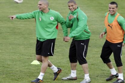 Varios jugadores de la selección de Argelia se entrenan en Sudáfrica.