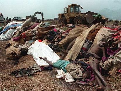 Un <b><i>bulldozer</b></i> francés apila los cuerpos del campo de refugiados Kibumba, cerca de Goma (Ruanda).