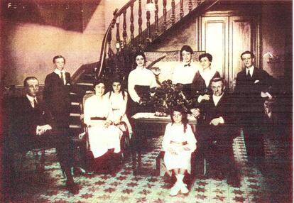 Magdalena Truel, la niña del centro, en una foto de familia.