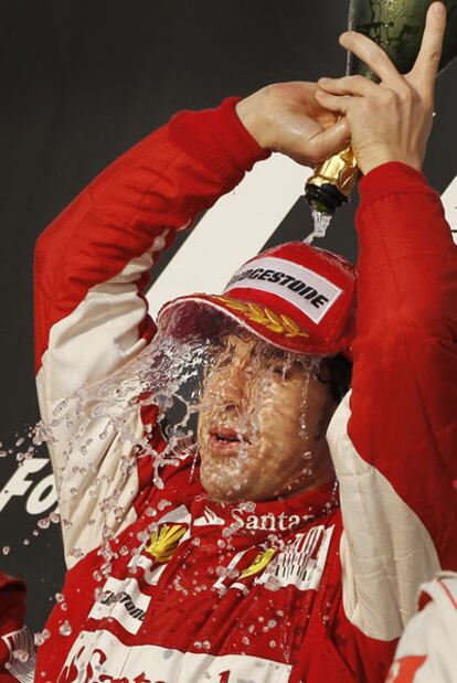 Alonso celebra su victoria en el Gran Premio de Bahrein.