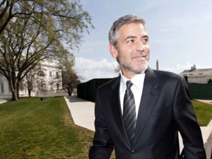 Clooney sale de la Casa Blanca tras un encuentro con Obama en 2012.